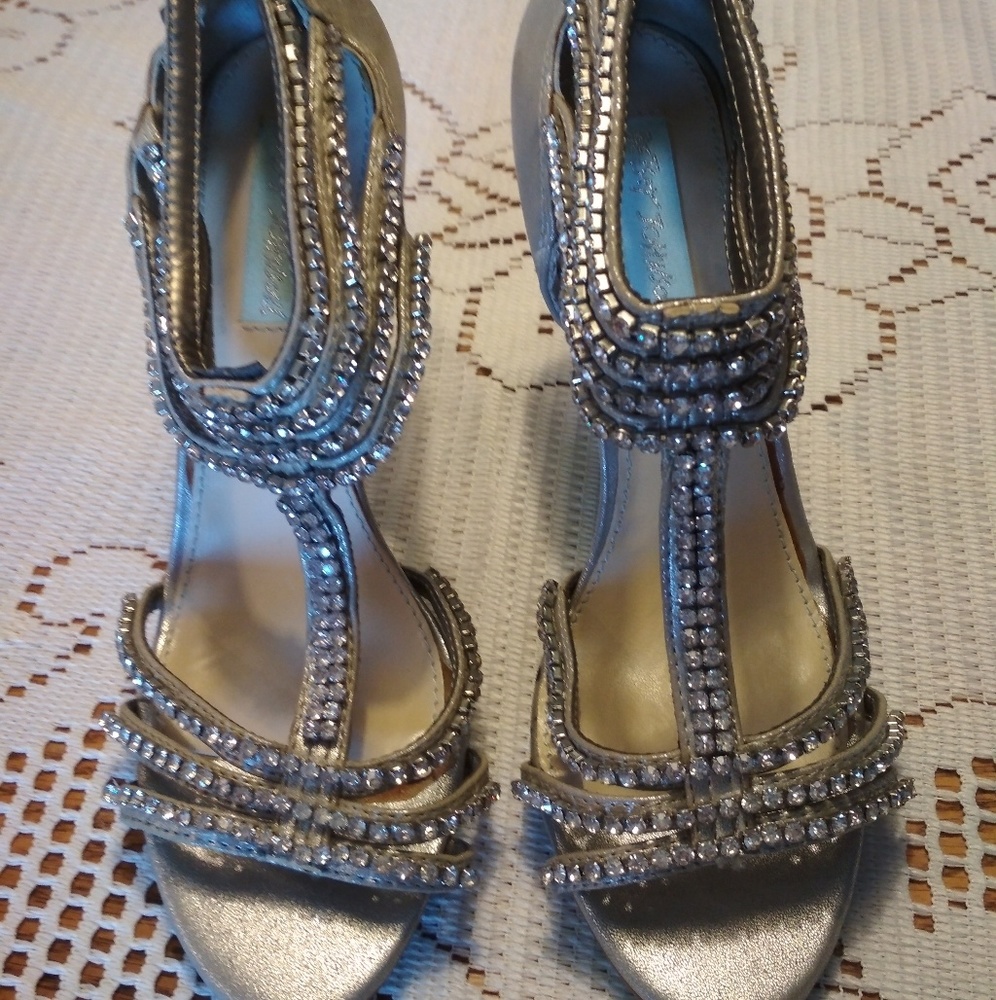 Betsey Johnson Heels 6.5 NWOB